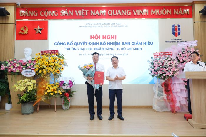 Phó Thống đốc Nguyễn Ngọc Cảnh trao quyết định bổ nhiệm cho GS.TS Nguyễn Đức Trung, Hiệu trưởng