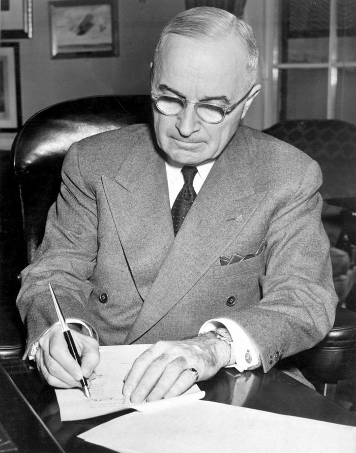 Tổng thống Harry S.Truman ký tuyên bố liên quan đến tình trạng khẩn cấp trong chiến tranh Triều Tiên