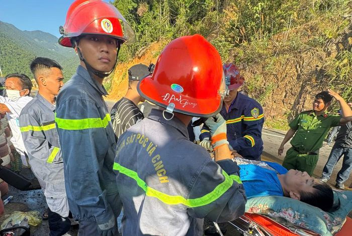 Nạn nhân đã được Cảnh sát giải cứu đưa ra ngoài để chuyển đến cơ sở y tế kiểm tra sức khỏe.