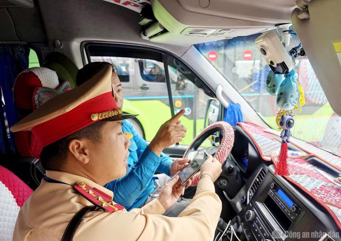 Cán bộ CSGT kiểm tra hệ thống camera giám sát hành trình trên xe khách. Thông qua thiết bị giám sát hành trình, CSGT sẽ nắm được thời gian xuất phát, tuyến đường di chuyển và thời gian lái xe liên tục của tài xế; còn camera thu thập hình ảnh người lái thì để kiểm tra xem tài xế có sử dụng điện thoại khi lái xe hay không và dừng, đỗ đón trả khách thế nào?
