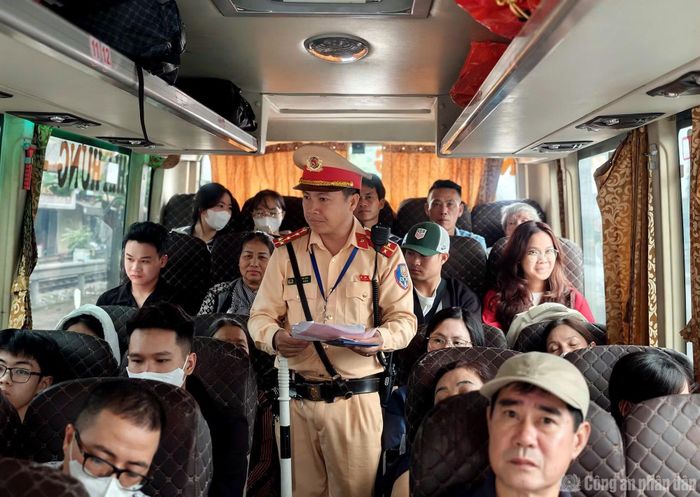 CSGT kiểm tra phương tiện vận tải hành khách.
