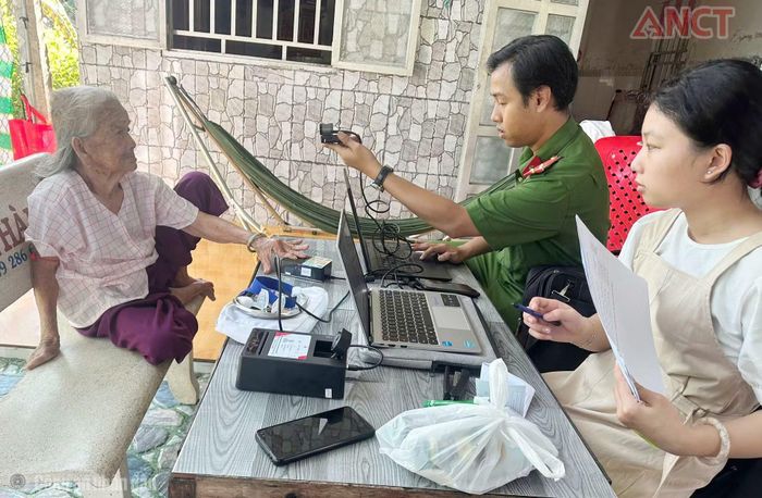 CBCS Công an TP Cần Thơ ân cần hỗ trợ thân nhân liệt sĩ thu nhận mẫu ADN (ảnh do CATP Cần Thơ cung cấp).