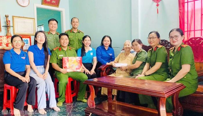 Công an xã, phường ở TP Cần Thơ tổ chức thăm, tặng quà gia đình chính sách trên địa bàn (ảnh do CATP Cần Thơ cung cấp).