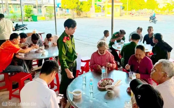 Công an xã Long Phú chuẩn bị bữa ăn phục vụ thân nhân của liệt sĩ đến lấy mẫu ADN (ảnh do CATP Cần Thơ cung cấp).