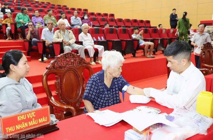 Công an TP Cần Thơ phối hợp khám bệnh, tư vấn sức khỏe, cấp thuốc miễn phí cho thân nhân liệt sĩ (ảnh do CATP Cần Thơ cung cấp).