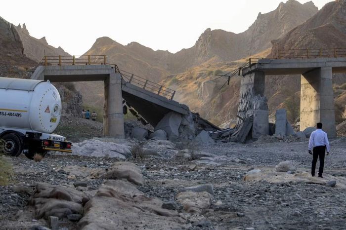 Cây cầu ở Iran bị đánh sập trong xung đột với Mỹ. Ảnh: Reuters