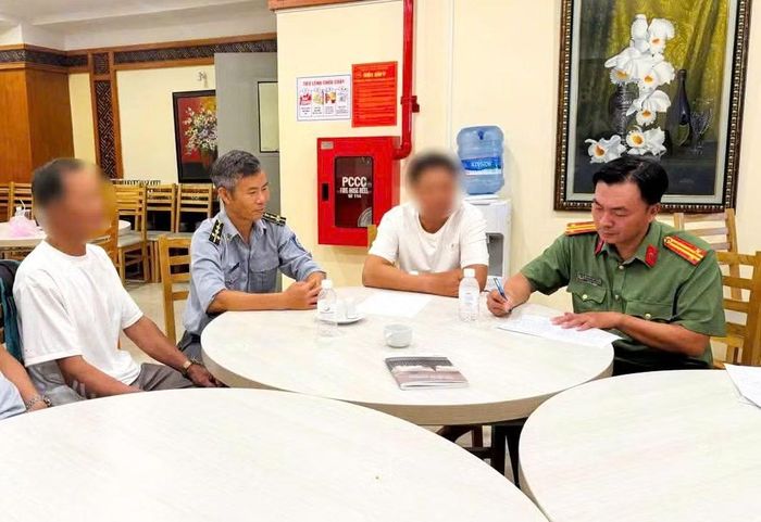 Tại Công an phường Bắc Nha Trang, hai du khách thừa nhận hành vi bẻ san hô khi tắm biển Hòn Chồng.