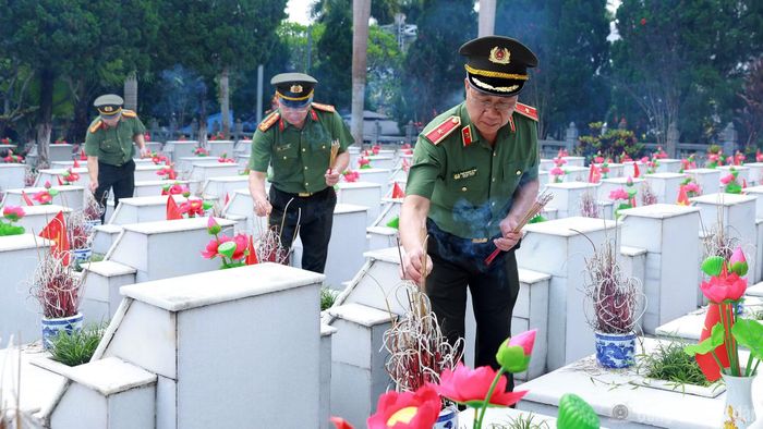 Các đại biểu thắp nén tâm nhang tưởng nhớ các Anh hùng Liệt sĩ.