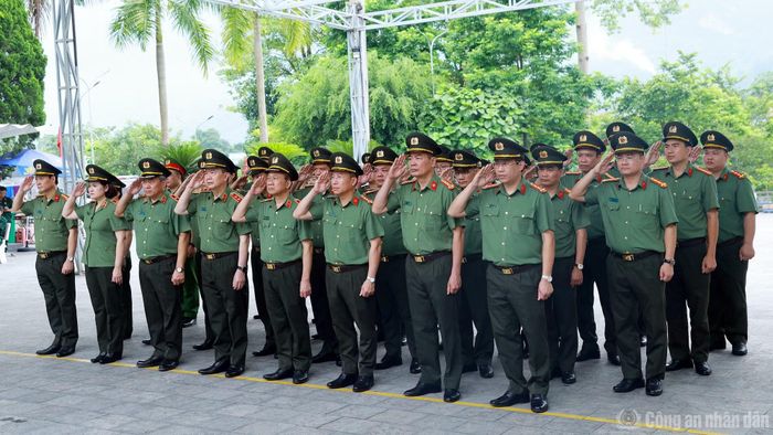 Đoàn công tác dâng hoa, dâng hương tại Nghĩa trang Liệt sĩ Quốc gia Vị Xuyên.