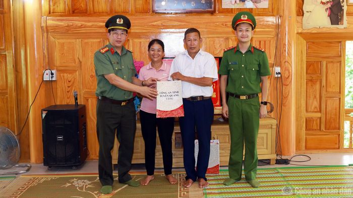Đoàn công tác trao quà tặng gia đình Đại úy Hoàng Xuân Sỹ.