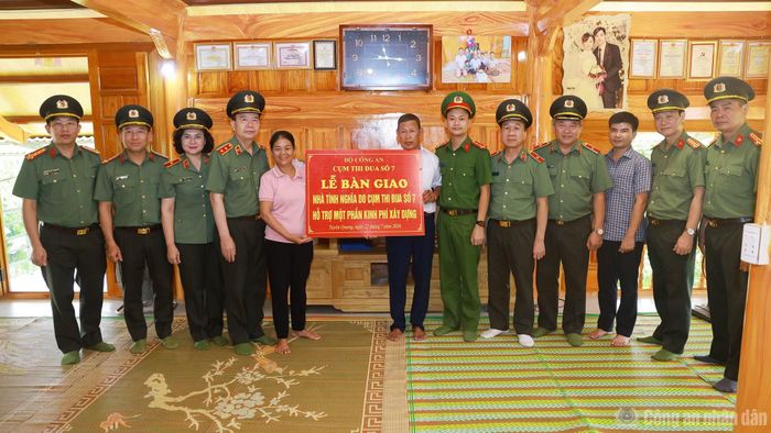 Đoàn công tác bàn giao nhà tình nghĩa cho gia đình Đại úy Hoàng Xuân Sỹ.