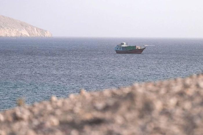  Hình ảnh một con tàu ở eo biển Hormuz, nhìn từ Musandam, Oman. Ảnh: Reuters 