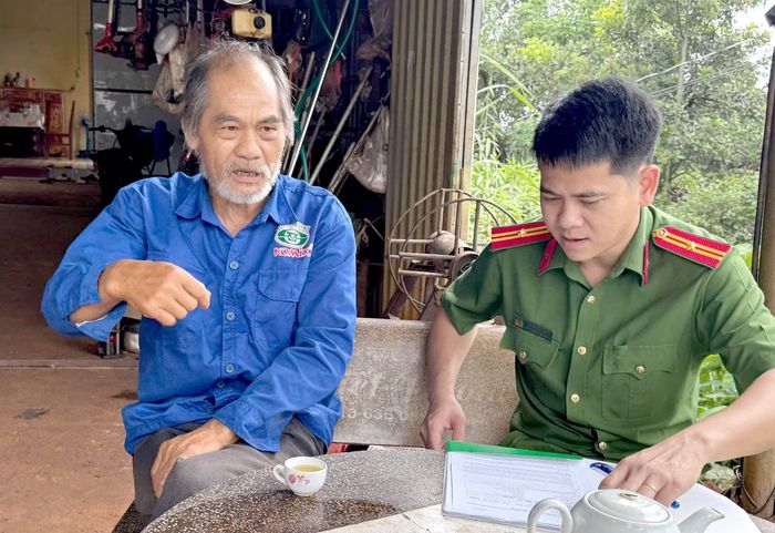 Cán bộ Công an xã Bom Bo tuyên truyền về ý nghĩa nhân văn của chương trình mẫu ADN thân nhân liệt sĩ chưa xác định được danh tính.