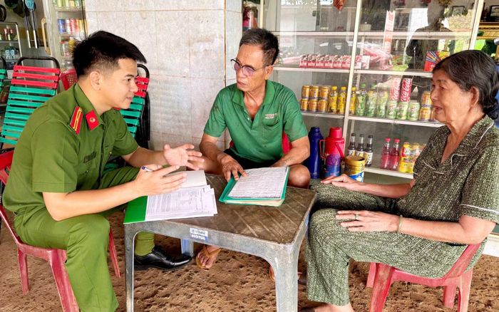 Cán bộ Công an xã Bom Bo gặp gỡ thân nhân liệt sĩ, giải đáp những thắc mắc về quy trình lấy mẫu ADN.