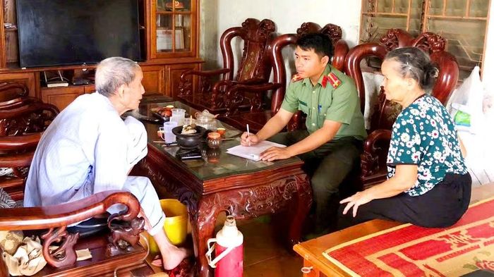 Cán bộ Công an xã Đăk Ơ đã trực tiếp đến từng hộ gia đình để thăm hỏi, tuyên truyền về ý nghĩa của việc thu nhận mẫu ADN.