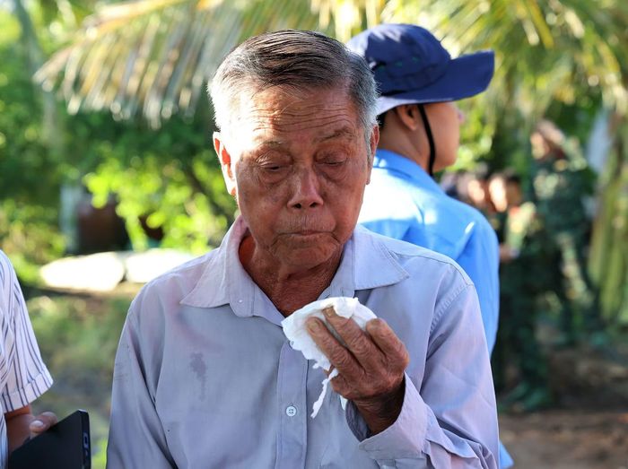 Nhiều người xúc động khi phát hiện, tìm thấy hài cốt liệt sĩ.