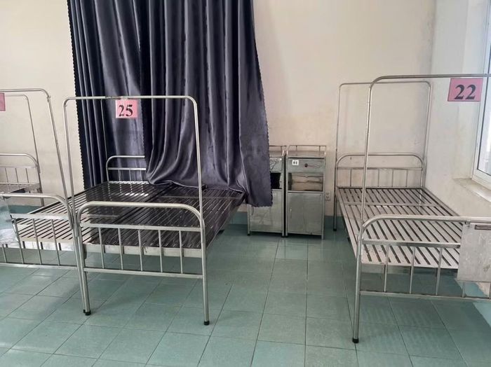 Nhiều phòng vẫn bỏ trống khiến bụi bặm, tường hoen ố.