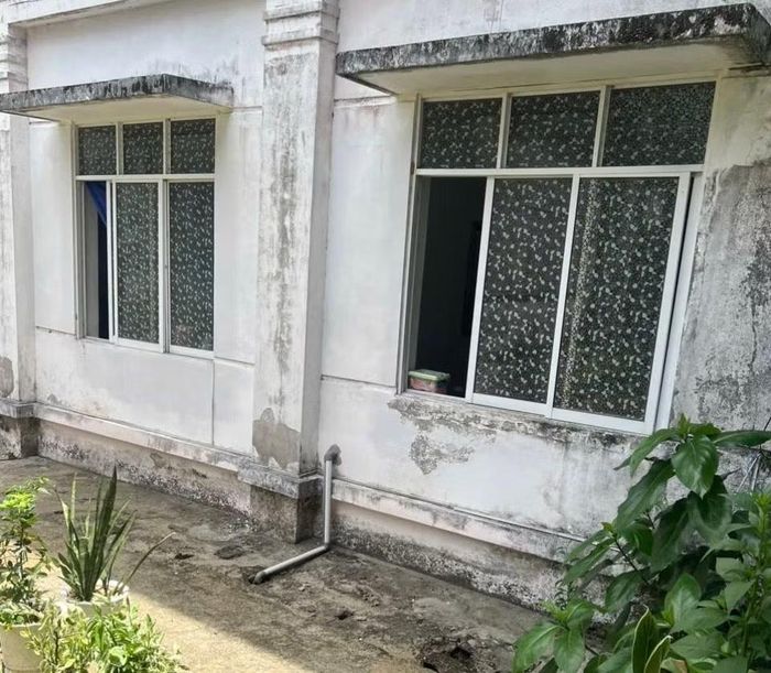 Nhiều khoa, phòng bên trong bệnh viện trông nhếch nhác.