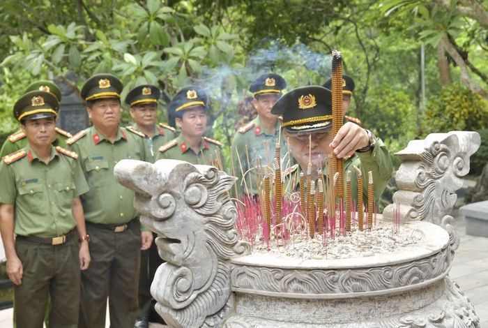 Đoàn công tác Công an tỉnh Quảng Trị dâng hương tri ân các Anh hùng liệt sĩ.