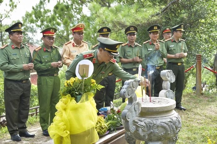 Thiếu tướng Nguyễn Thanh Liêm và đoàn công tác dâng hương ở Khu mộ Đại tướng Võ Nguyên Giáp.