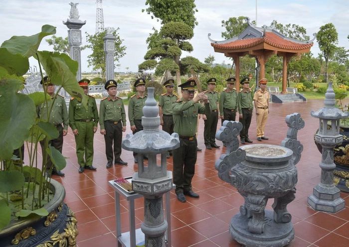 Đoàn công tác Công an tỉnh Quảng Trị dâng hoa, dâng hương ở Di tích quốc gia đặc biệt Bến phà Gianh.