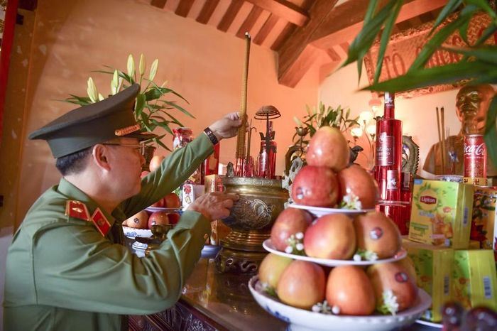 Thiếu tướng Nguyễn Thanh Liêm - Giám đốc Công an tỉnh Quảng Trị dâng hương ở Đền thờ Bác Hồ và các Anh hùng liệt sĩ ở Bến phà Long Đại.
