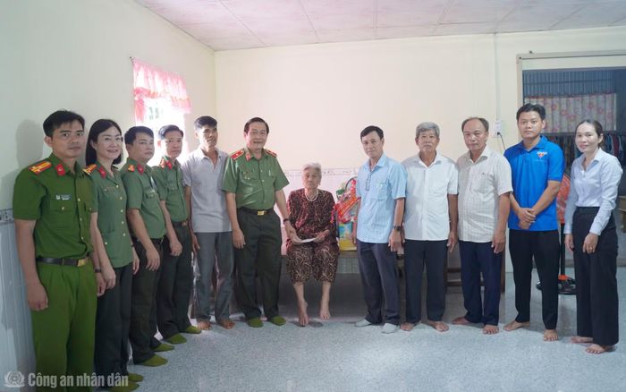 Thiếu tướng Hồ Việt Triều, Giám đốc Công an Cà Mau ân cần thăm hỏi sức khỏe Mẹ Việt Nam Anh hùng Lê Thị Dồi.