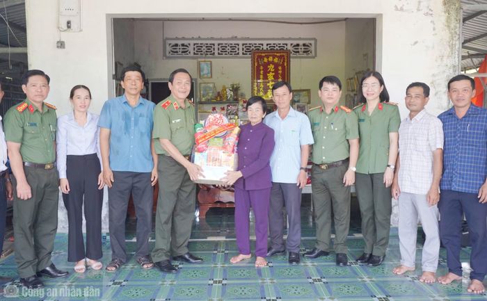 Đoàn công tác thăm hỏi, tặng quà tri ân các gia đình chính sách trên địa bàn xã Biển Bạch.