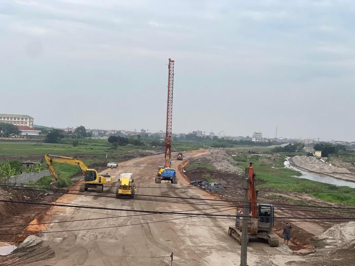 Đầu tư công không chỉ tạo động lực tăng trưởng trực tiếp mà còn đóng vai trò "vốn mồi" dẫn dắt đầu tư xã hội.