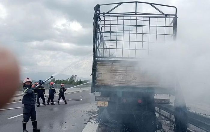 Cảnh sát phun bọt, phun nước dập tắt đám cháy.