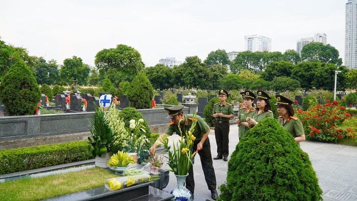 Các đồng chí lãnh đạo, cán bộ, chiến sĩ Cục Truyền thông CAND dâng hương tưởng nhớ các bậc tiền bối lão thành cách mạng, các Anh hùng liệt sĩ tại Nghĩa trang Mai Dịch.