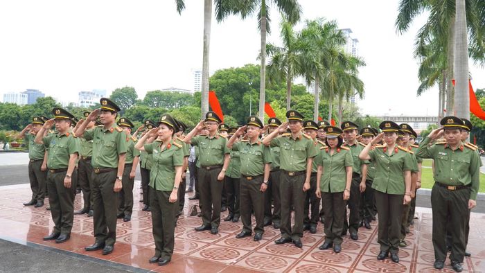 Đoàn đại biểu Cục Truyền thông CAND kính cẩn nghiêng mình, dành một phút mặc niệm tưởng nhớ các bậc tiền bối lão thành cách mạng, các Anh hùng liệt sĩ, những người con ưu tú đã hiến dâng trọn đời mình cho sự nghiệp giải phóng dân tộc, xây dựng và bảo vệ Tổ quốc.