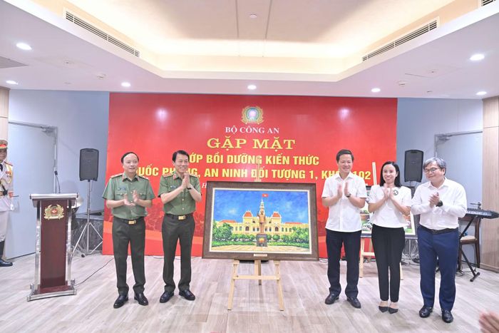 Lớp Bồi dưỡng kiến thức Quốc phòng – An ninh tặng tranh lưu niệm cho Bộ Công an.