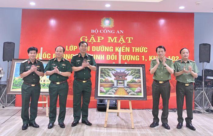 Lãnh đạo Bộ Tổng Tham mưu QĐND Việt Nam và Học viện Quốc phòng tặng tranh lưu niệm cho Bộ Công an.