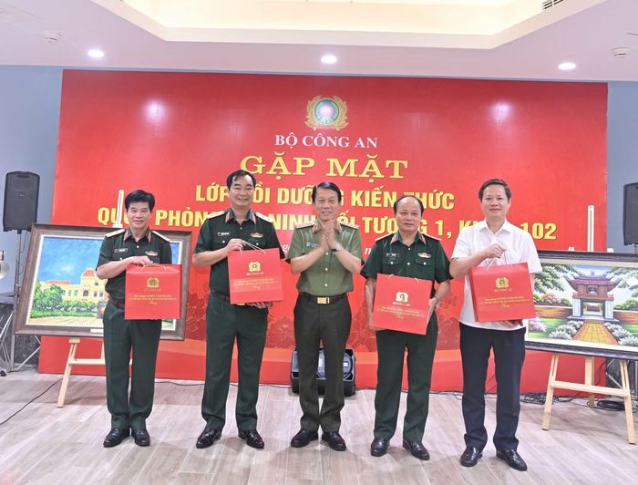 Bộ trưởng Lương Tam Quang tặng quà kỷ niệm đến các đại biểu Bộ Quốc phòng, Học viện Quốc phòng và các thành viên Lớp Bồi dưỡng kiến thức Quốc phòng – An ninh đối tượng 1, khóa 102