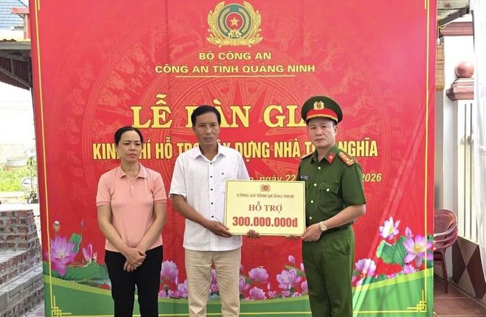 Trao tặng kinh phí hỗ trợ xây dựng nhà tình nghĩa cho gia đình liệt sĩ Nguyễn Đăng Khải.