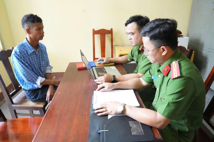 Cơ quan CSĐT Công an tỉnh Phú Thọ lấy lời khai đối tượng Bùi Văn Trường.