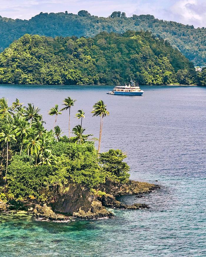 Du thuyền thám hiểm Kudanil Explorer tiến tới gần chuỗi đảo Banda của Indonesia. Ảnh: Nico Novan Pratama
