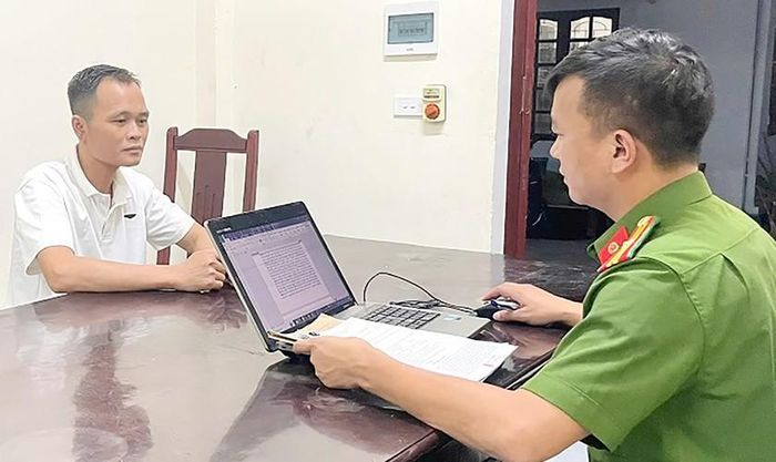 Cơ quan Công an lấy lời khai một đối tượng trong chuyên án. Ảnh: Công an Nghệ An