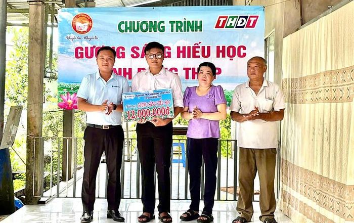 Đại diện Ngân hàng Ngân hàng Thương mại Cổ phần Thịnh Vượng và Phát triển chi nhánh Đồng Tháp trao tặng học bổng Gương sáng hiếu học cho em Mai Quang Vinh.
