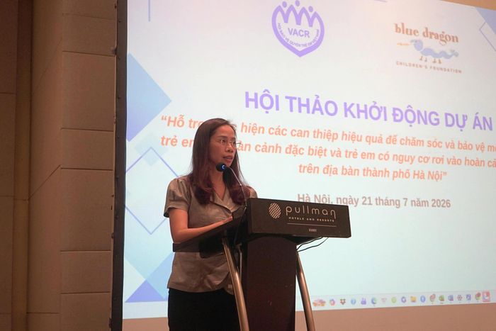 Bà Phạm Thị Thu Hà - Phó Trưởng phòng Văn hóa - Xã hội phường Hoàn Kiếm phát biểu tại hội thảo khởi động dự án “Hỗ trợ trẻ em có hoàn cảnh đặc biệt và trẻ em có nguy cơ rơi vào hoàn cảnh đặc biệt trên địa bàn thành phố Hà Nội”.