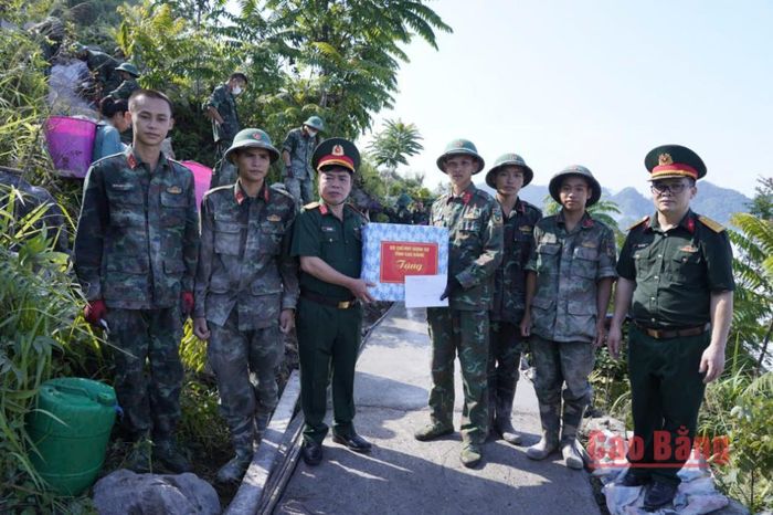 Đoàn công tác trao tặng quà cán bộ, chiến sĩ làm công tác dân vận, giúp dân làm đường tại Lũng Chàm xóm Hò Lù, xã Khánh Xuân.