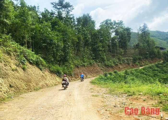 Con đường xóm Khau Ho, xã Sơn Lộ được mở rộng từ sự đồng lòng hiến đất của 21 hộ dân.
