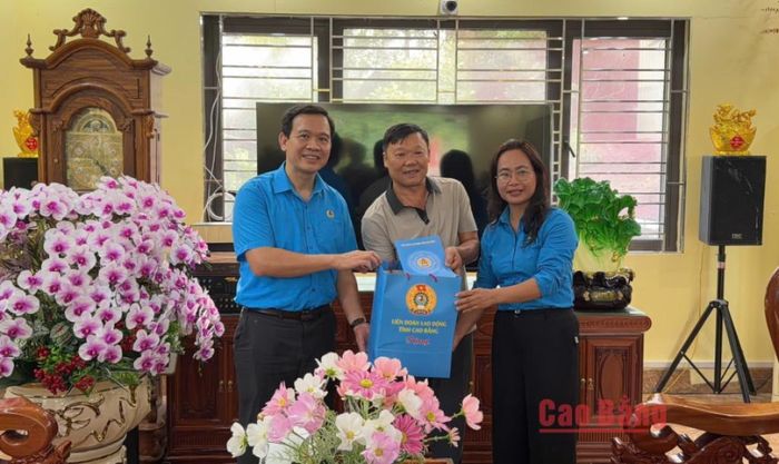 Lãnh đạo Liên đoàn Lao động tỉnh trao quà, thăm hỏi đoàn viên có thân nhân là là liệt sĩ.
