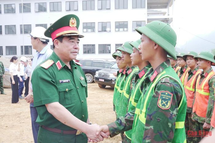 Trung tướng Nguyễn Bá Lực, Phó Tổng Tham mưu trưởng Quân đội nhân dân Việt Nam động viên lực lượng quân đội hỗ trợ thi công tại các dự án trường phổ thông nội trú liên cấp.