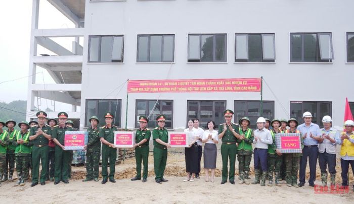 Đoàn công tác tặng quà cấp ủy, chính quyền, các nhà thầu, lực lượng thi công các dự án trường phổ thông nội trú liên cấp.