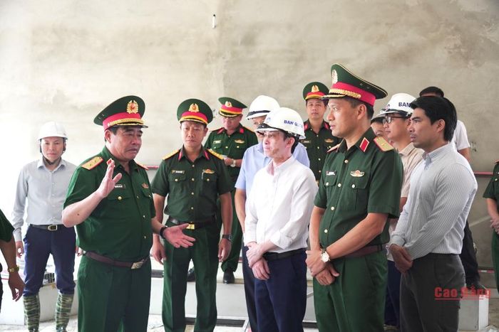Đoàn công tác kiểm tra tiến độ thi công trường nội trú liên cấp Tiểu học và THCS Trà Lĩnh.