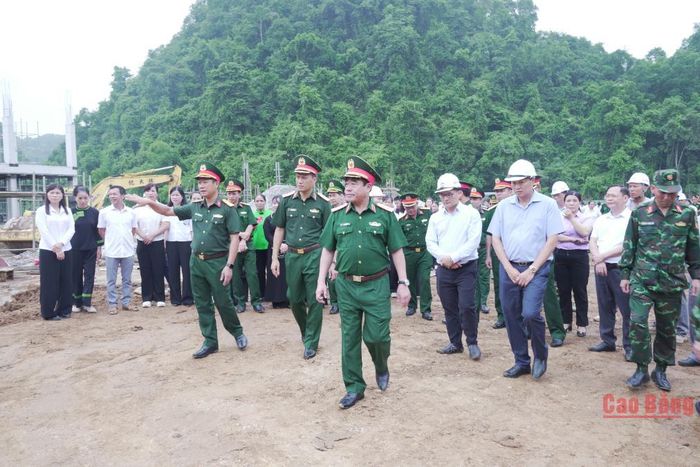Trung tướng Nguyễn Bá Lực, Phó Tổng Tham mưu trưởng Quân đội nhân dân Việt Nam kiểm tra tiến độ thi công trường nội trú liên cấp Tiểu học và THCS Quang Hán.