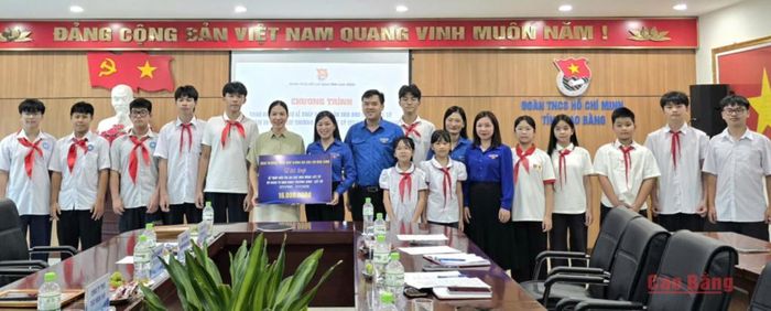 Nhóm học sinh Trường THCS Hợp Giang trao 16 triệu đồng hỗ trợ các hoạt động tri ân người có công.