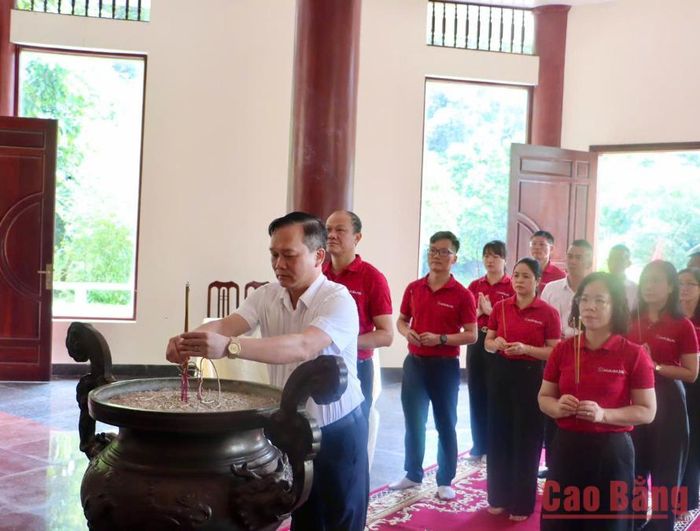 Đồng chí Đỗ Văn Sinh, Bí thư Đảng ủy, Giám đốc Agribank Chi nhánh Cao Bằng dâng hương tại Khu di tích Quốc gia đặc biệt Rừng Trần Hưng Đạo.